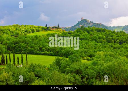 Castiglione d'Orcia (conosciuta anche Rocca di Tentennano) in cima alla collina, provincia di Siena, regione Toscana, Italia Foto Stock