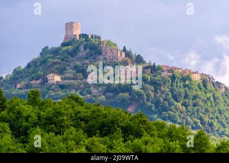 Castiglione d'Orcia (conosciuta anche Rocca di Tentennano) in cima alla collina, provincia di Siena, regione Toscana, Italia Foto Stock