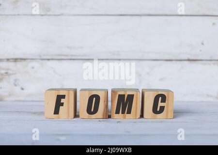 Concetto FOMO scritto su cubi o blocchi di legno, su sfondo bianco di legno. Foto Stock