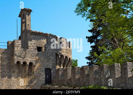 Mura e torre della città vecchia, San Marino, Repubblica di San Marino Foto Stock