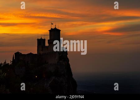 Vista al tramonto della Fortezza di Guaita sul Monte Titano, la prima Torre delle tre Torri di San Marino, Repubblica di San Marino Foto Stock