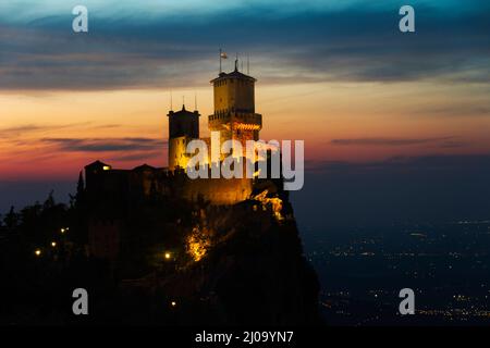 Vista al tramonto della Fortezza di Guaita sul Monte Titano, la prima Torre delle tre Torri di San Marino, Repubblica di San Marino Foto Stock