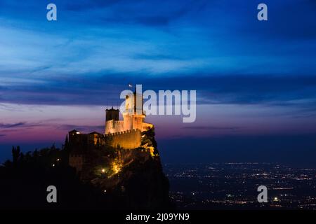 Veduta notturna della Fortezza di Guaita sul Monte Titano, la prima Torre delle tre Torri di San Marino, Repubblica di San Marino Foto Stock