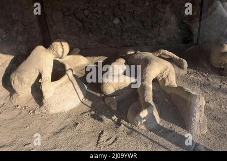 Calchi di gesso del corpo della vittima nelle rovine di Pompei, Patrimonio dell'Umanità dell'UNESCO, Provincia di Napoli, Regione Campania, Italia Foto Stock