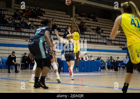 Leganes, Madrid, Spagna. 16th Mar 2022. MAYA CALDWELL cerca di segnare durante la partita spagnola Liga Femenina Endesa tra Innova-TSN Leganes e Spar Gran Canaria al Pabellon Europa di Leganes. Credit: ZUMA Press, Inc./Alamy Live News Foto Stock