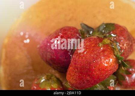 Primo piano di fragole sopra le torte calde Foto Stock