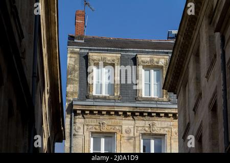 Facciate tipiche in stile Pre Haussmann, del 18th secolo, tradizionali nei centri della città di città francesi come Bordeaux con la loro tradizionale s. Foto Stock