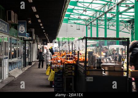 BELGRADO, SERBIA - 5 FEBBRAIO 2022: Stand e bancarelle Selling frutta e verdura sul Blok 44 Pijaca mercato verde, uno dei mercati di Novi Foto Stock