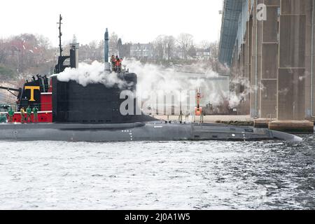 Il futuro USS Oregon (SSN 793) si trova sotto il Gold Star Bridge dopo la partenza della General Dynamics Electric Boat martedì 1 marzo 2022 sulla strada per la base sottomarina di New London. Quando sarà commissionato nei prossimi mesi, l'Oregon sarà la terza nave navale degli Stati Uniti ad essere nominato per lo stato 33rd e sarà il sottomarino classe Virginia 20th. (STATI UNITI Navy foto di John Narewski) Foto Stock