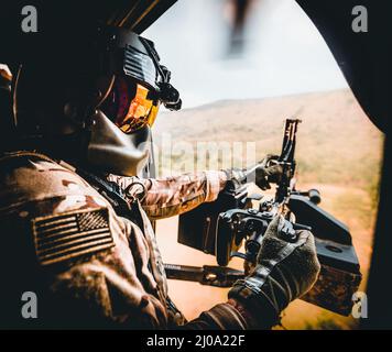 Un capo dell'equipaggio di elicotteri UH-60 Black Hawk, assegnato a 2nd Battaglione, 25th Combat Aviation Brigade, libera la sua mitragliatrice media del M240L dopo aver impegnato diversi bersagli di terra come parte di un'arma da fuoco aerea durante Hanuman Guardian 22, Lop Buri, Regno di Thailandia, 16 marzo 2022. Lavorando insieme, l'Esercito degli Stati Uniti e l'Esercito reale Tailandese conducono eventi multinazionali e combinati della task force che sono vitali per mantenere la prontezza e l'interoperabilità delle forze di sicurezza in tutta la regione. (STATI UNITI Foto dell'esercito dello staff Sgt. Timothy Hamlin) Foto Stock