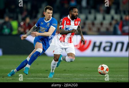 Belgrado, Serbia. 17th Mar 2022. Il Guelor Kanga (R) della Red Star Belgrado vibra con Ryan Jack dei Glasgow Rangers durante il round della UEFA Europa League del 16 secondo turno di calcio tra la Red Star Belgrado (Crvena Zvezda) e i Glasgow Rangers a Belgrado (Serbia), 17 marzo 2022. Credit: Predrag Milosavljevic/Xinhua/Alamy Live News Foto Stock