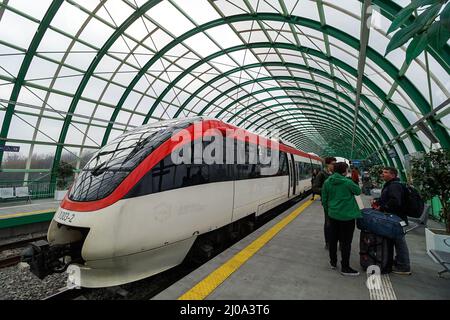 Otopeni, Romania - 17 marzo 2022: Stazione ferroviaria dall'aeroporto internazionale Henri Coanda di Bucarest, a Otopeni, 20 km. A nord di Bucarest. Foto Stock