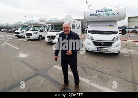 Otopeni, Romania - 17 marzo 2022: Valentin Iordache, portavoce dell'aeroporto internazionale Henri Coanda, presenta i campeggiatori forniti da un co privato Foto Stock