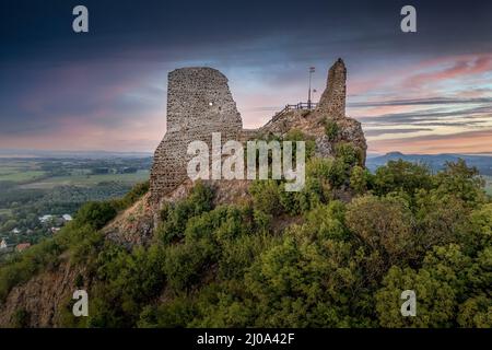 Castello medievale di Szigliget vicino al lago Balaton con palazzo recentemente restaurato e torri spettacolare tramonto cielo Foto Stock