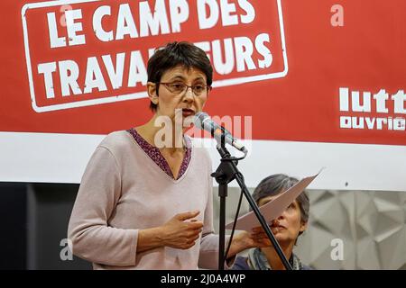 Marsiglia, Francia. 16th Mar 2022. Nathalie Arthaud è visto sul palco che dà il suo discorso. Nathalie Arthaud, è il candidato del partito estrema sinistra 'Lutte Ouvrière' nelle prossime elezioni presidenziali francesi. Secondo gli ultimi sondaggi, le sarebbe stato accreditato meno del 1 per cento dei voti nel primo turno del 10 aprile. Credit: SOPA Images Limited/Alamy Live News Foto Stock