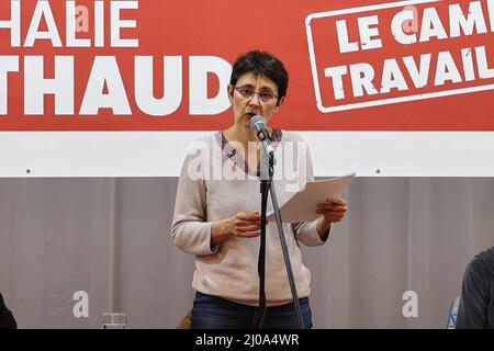 Marsiglia, Francia. 16th Mar 2022. Nathalie Arthaud è visto sul palco che dà il suo discorso. Nathalie Arthaud, è il candidato del partito estrema sinistra 'Lutte Ouvrière' nelle prossime elezioni presidenziali francesi. Secondo gli ultimi sondaggi, le sarebbe stato accreditato meno del 1 per cento dei voti nel primo turno del 10 aprile. Credit: SOPA Images Limited/Alamy Live News Foto Stock