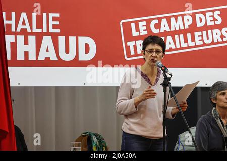 Marsiglia, Francia. 16th Mar 2022. Nathalie Arthaud è visto sul palco che dà il suo discorso. Nathalie Arthaud, è il candidato del partito estrema sinistra 'Lutte Ouvrière' nelle prossime elezioni presidenziali francesi. Secondo gli ultimi sondaggi, le sarebbe stato accreditato meno del 1 per cento dei voti nel primo turno del 10 aprile. (Foto di Denis Thaust/SOPA Images/Sipa USA) Credit: Sipa USA/Alamy Live News Foto Stock