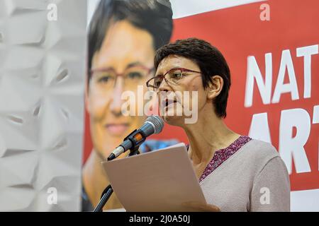 Marsiglia, Francia. 16th Mar 2022. Nathalie Arthaud è visto sul palco che dà il suo discorso. Nathalie Arthaud, è il candidato del partito estrema sinistra 'Lutte Ouvrière' nelle prossime elezioni presidenziali francesi. Secondo gli ultimi sondaggi, le sarebbe stato accreditato meno del 1 per cento dei voti nel primo turno del 10 aprile. (Foto di Denis Thaust/SOPA Images/Sipa USA) Credit: Sipa USA/Alamy Live News Foto Stock