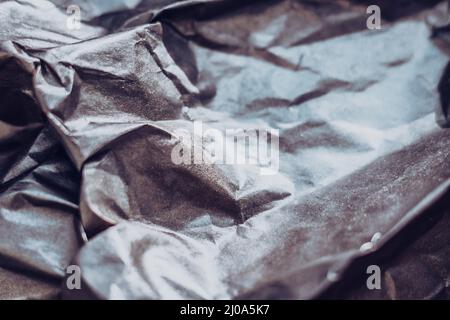 Astratto sfondo reale della superficie della carta. Alluminio platino lamina d'argento. Pieghe stropicciate piegano schiacciano piega attorcigliarsi. Onda di tessuto poligonale e cristallina Foto Stock