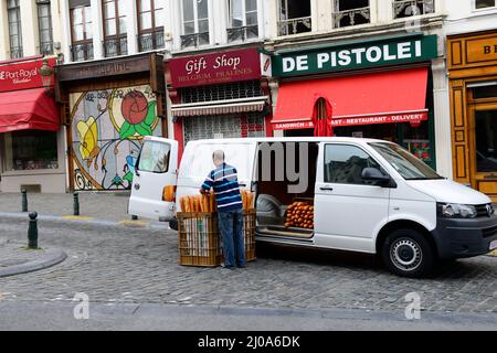 Consegna di baguette fresche al mattino presto a Bruxelles, Belgio. Foto Stock