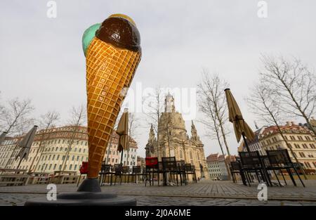 Dresda, Germania. 17th Mar 2022. Un grande cono gelato si trova di fronte a una gelateria sul Neumarkt di fronte alla Frauenkirche. Marzo 20 è l'inizio della primavera in termini di calendario. Credit: Robert Michael/dpa-Zentralbild/dpa/Alamy Live News Foto Stock