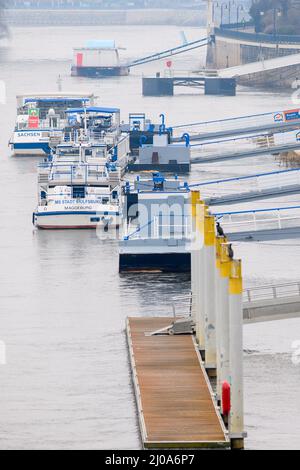 Magdeburg, Germania. 17th Mar 2022. Una nave della Magdeburg White Fleet è ormeggiata allo sbarco di Petriförder. L'inizio della pre-stagione 2022 è previsto per il 19 marzo 2022. La flotta comprende tre navi e due traghetti. Credit: Klaus-Dietmar Gabbert/dpa-Zentralbild/dpa/Alamy Live News Foto Stock