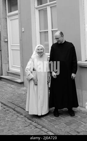 Un sacerdote belga e una suora a Bruges, Belgio. Foto Stock