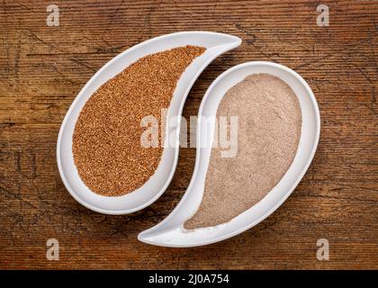 Senza glutine teff grano e farina in forma di lacrima bocce contro legno grunge Foto Stock
