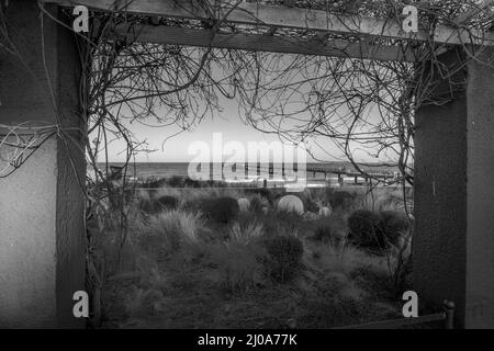 Vista in bianco e nero della spiaggia di Binz attraverso una construzione in cemento Foto Stock