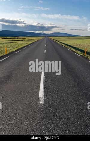 Bella vista aerea cinematografica delle grandi autostrade solitarie che attraversano montagne e natura, in Islanda Foto Stock