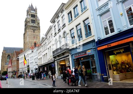 Zuidzandstraat, fiancheggiata da negozi e caffetterie, si trova nel centro storico di Bruges, Belgio. Foto Stock