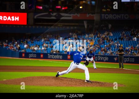 Jordan Romano, lanciatore di Toronto Blue Jays, lancia un campo contro i Detroit Tigers con il primo baseman Valdimir Guerrero Jr. Sullo sfondo a Rogers Foto Stock