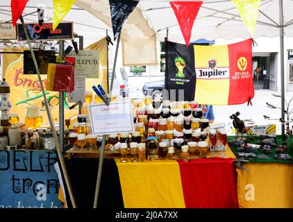 Un venditore di souvenir che vende bicchieri da birra belga a Bruges, belgio. Foto Stock