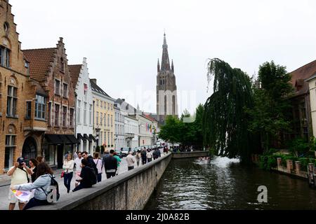 Camminando lungo il Dijver nel centro storico di Bruges, Belgio. Foto Stock