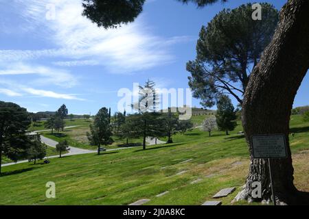 Santa Clarita, California, USA 17th marzo 2022 Rancher George C. la tomba di Spahn all'Eternal Valley Memorial Park il 17 marzo 2022 a Santa Clarita, California, USA. Spahn possedeva Spahn Ranch, che noleggiava per filmare Westerns, e permise a Charles Manson e alla famiglia di vivere sul sito. Foto di Barry King/Alamy Stock Foto Foto Stock