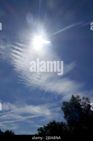 Santa Clarita, California, USA 17th marzo 2022 nuvole e cielo all'Eternal Valley Memorial Park il 17 marzo 2022 a Santa Clarita, California, USA. Foto di Barry King/Alamy Stock Foto Foto Stock