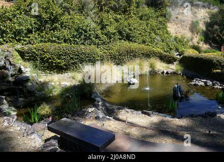 Santa Clarita, California, USA 17th marzo 2022 Pond at Eternal Valley Memorial Park il 17 marzo 2022 a Santa Clarita, California, USA. Foto di Barry King/Alamy Stock Foto Foto Stock