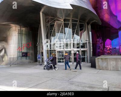 Seattle, WA USA - circa Marzo 2022: Famiglia con un passeggino per bambini che entra nel Museo della Cultura Pop in una giornata luminosa e soleggiata. Foto Stock