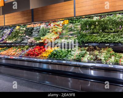 Lynnwood, WA USA - circa Marzo 2022: Vista ad angolo di verdure fresche e deliziose nel reparto produzione all'interno di un negozio di alimentari Town and Country. Foto Stock