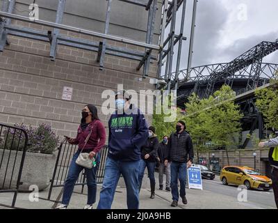 Seattle, WA USA - circa maggio 2021: Vista di linee separate per le persone a fare la fila per gli screening sulla salute prima di ottenere il vaccino covid 19. Foto Stock