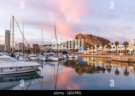 Alicante Port d'Alacant marina con barche e vista del castello Castillo viaggio serale vacanze vacanze vacanze mare Mediterraneo in Spagna Foto Stock