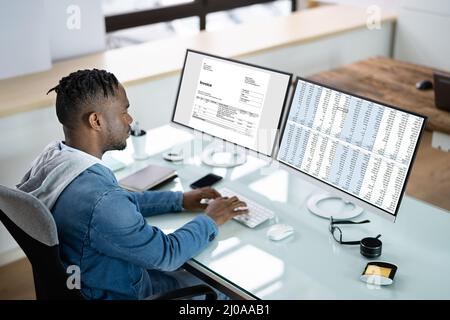 Utilizzo del foglio di calcolo della fattura aziendale su computer Monitor Foto Stock