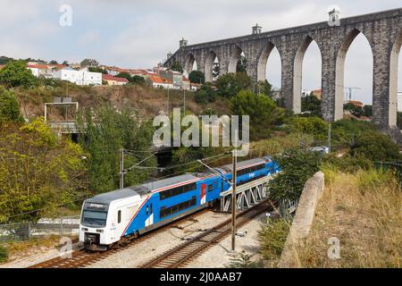 Lisbona, Portogallo - 24 settembre 2021: Treno ferroviario di Fertagus all'acquedotto Aqueduto das Aguas Livres a Lisbona Lisboa, Portogallo. Foto Stock