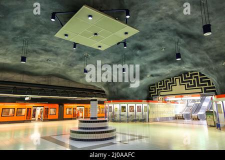 Helsinki, Finlandia - 21 agosto 2013: Stazione della metropolitana Ruoholahti a Helsinki, Finlandia. Foto Stock