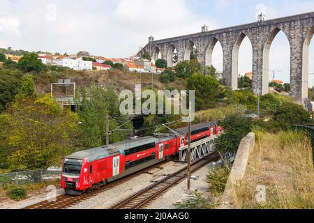 Lisbona, Portogallo - 24 settembre 2021: Ferrovia ferroviaria all'acquedotto Aqueduto das Aguas Livres a Lisbona Lisboa, Portogallo. Foto Stock