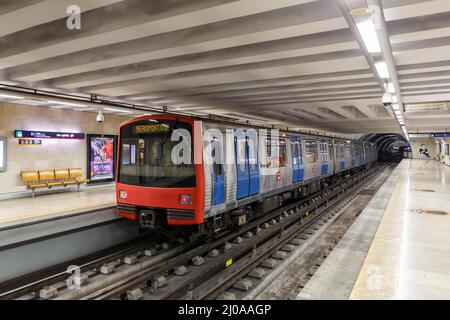 Lisbona, Portogallo - 25 settembre 2021: Stazione della metropolitana Lisbona Lisboa Aeroporto in Portogallo. Foto Stock