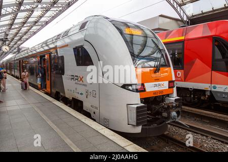 Colonia, Germania - 3 agosto 2021: Rhein Ruhr Xpress treno RRX Siemens Desiro HC tipo alla stazione ferroviaria principale di Köln Hauptbahnhof Hbf a Colonia, in tedesco Foto Stock