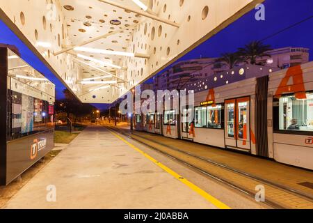 Alicante, Spagna - 16 febbraio 2022: Modern Bombardier Flexity Outlook tram ferroviario leggero Alacant trasporto pubblico traffico di transito in Alic Foto Stock