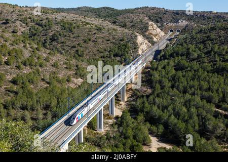 Roda de Bera, Spagna - 20 febbraio 2022: Treno TGV Eurobduplex ad alta velocità di Ouigo Espana SNCF sulla linea ferroviaria ad alta velocità Madrid - Barcellona n Foto Stock