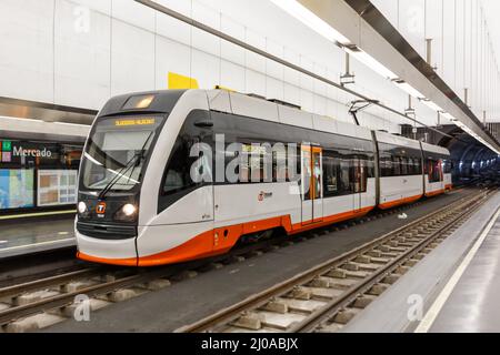 Alicante, Spagna - 16 febbraio 2022: Moderno Vossloh Citylink tram ferroviario Alacant trasporto pubblico traffico di transito ad Alicante, Span Foto Stock